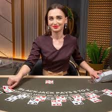 Layar meja live-dealer VIP di aplikasi mobile menampilkan multi-camera view dan tombol interaksi dengan dealer